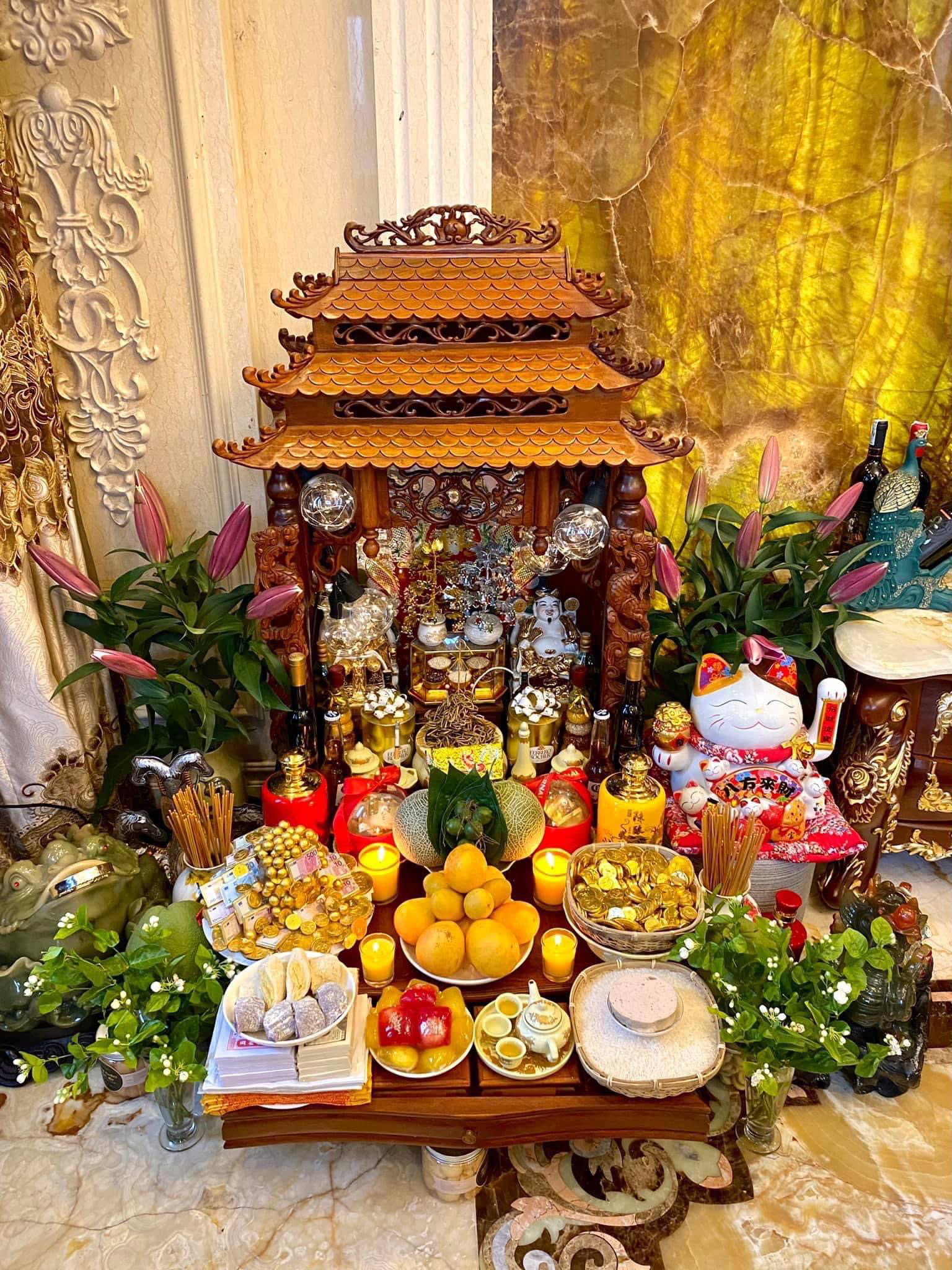 Mẫu bàn thờ Thần Tài bày trí rực rỡ với các vật phẩm phong thủy chiêu tài